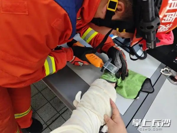 手镯卡手女子急求助，消防员巧解“紧箍咒”