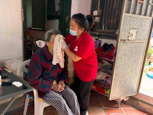暖心服务解民忧 欢孝到家助浴暖暮年——助老服务精准对接老年洗浴需求