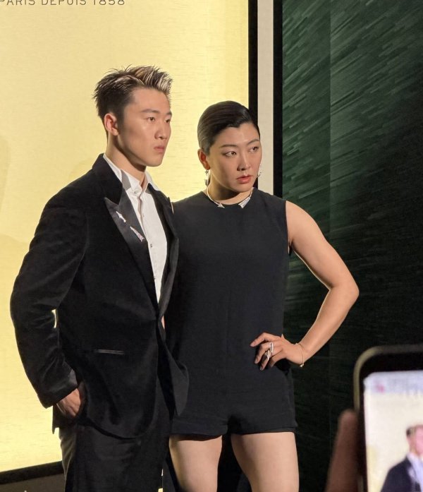 徐梦桃参加活动！服装太丑遮不住腿部肌肉，小5岁老公被嘲小跟班