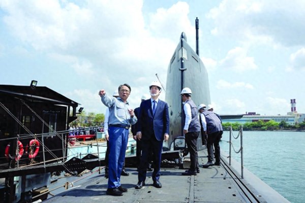 赖清德登上台湾自制潜艇挑衅大陆，“海鲲号”五绝症恐成“海上棺材”
