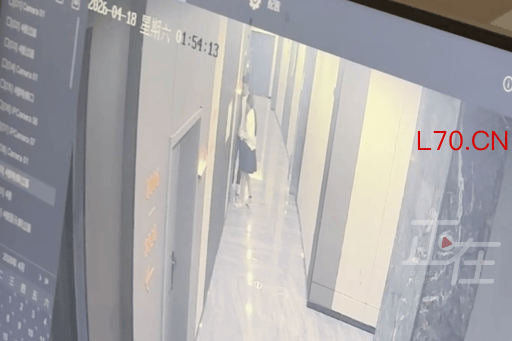女子住酒店遇惊魂一幕：洗完澡躺着聊天，前台主动刷卡让陌生男闯进床边