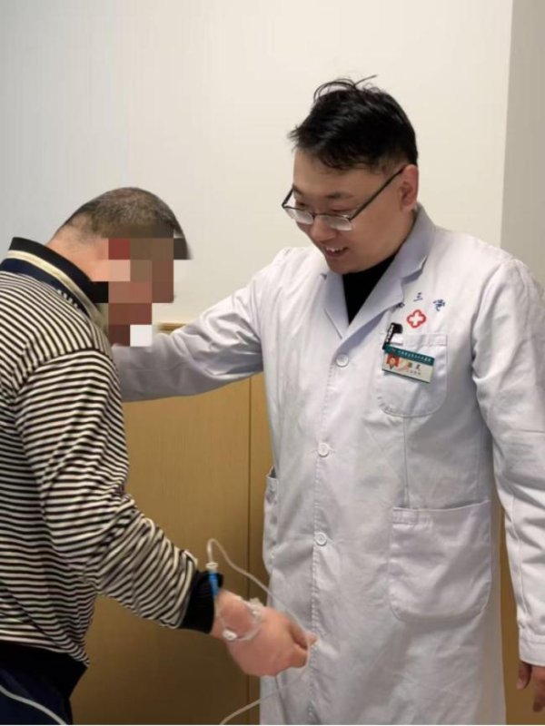 女子生活在二手烟环境多年患上脑梗 医生详解危害
