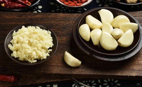 大蒜是高血压“推手”? 医生发现: 高血压患者尽量少吃这5类食物